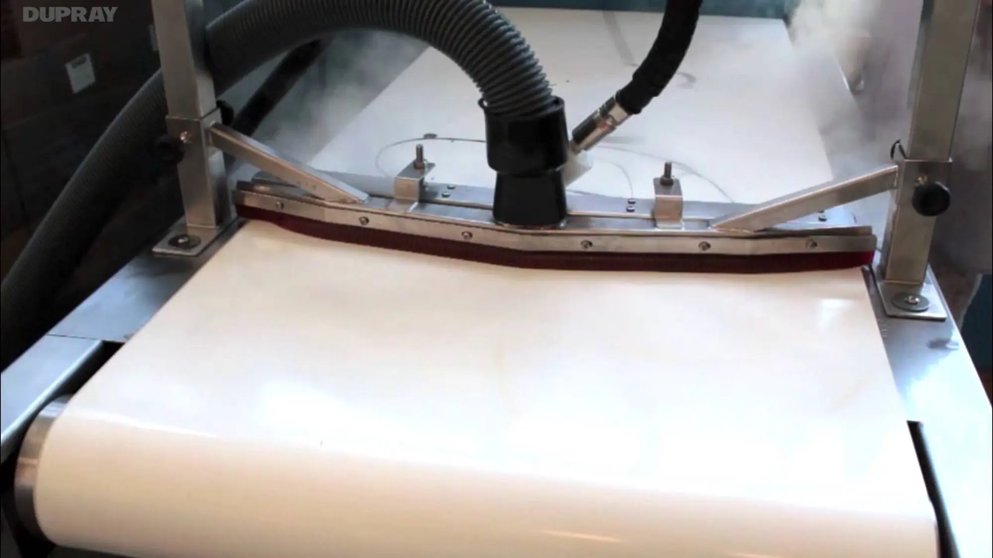 ve-sinh-he-thong-bang-tai