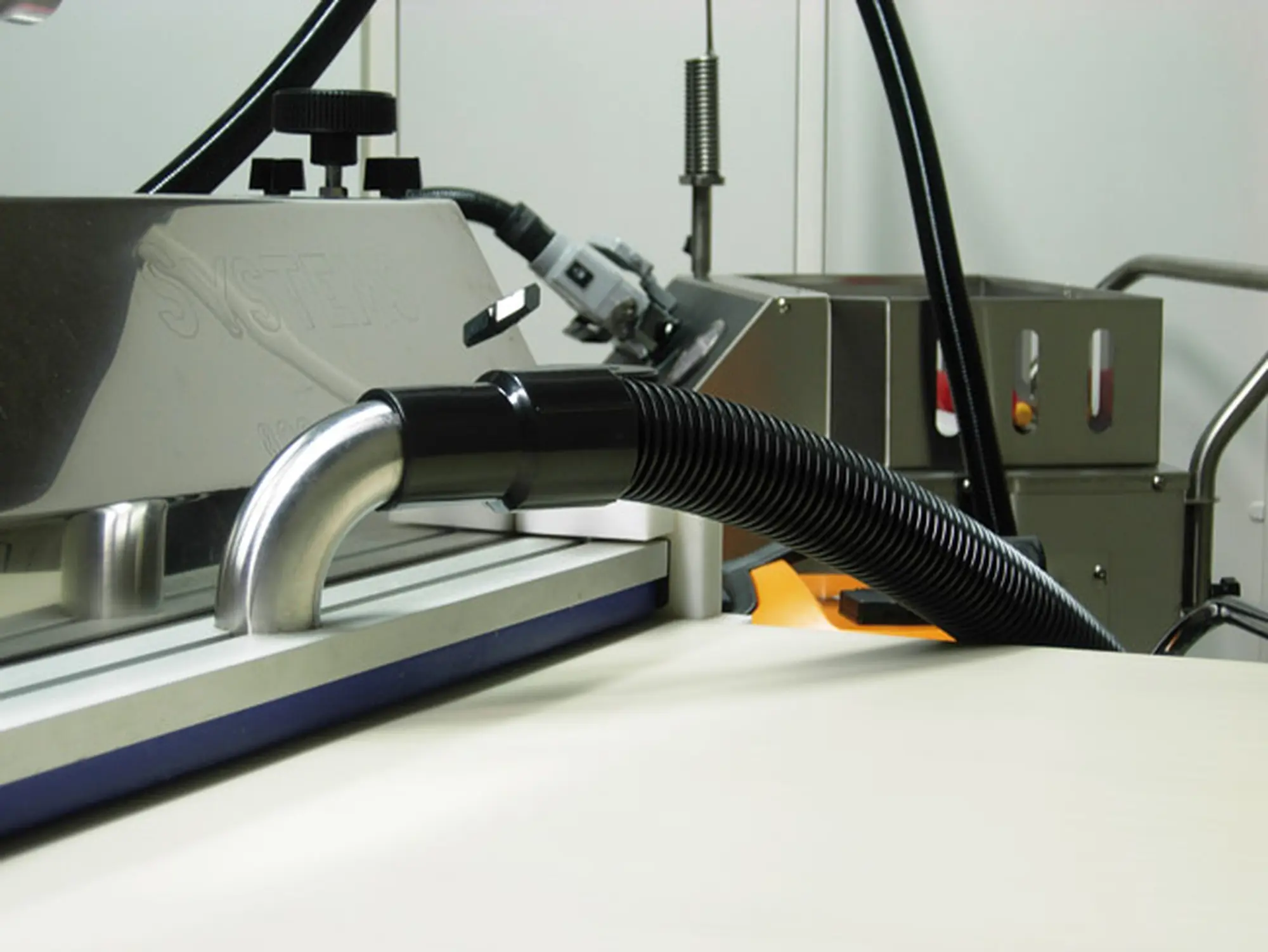 ve-sinh-he-thong-bang-tai