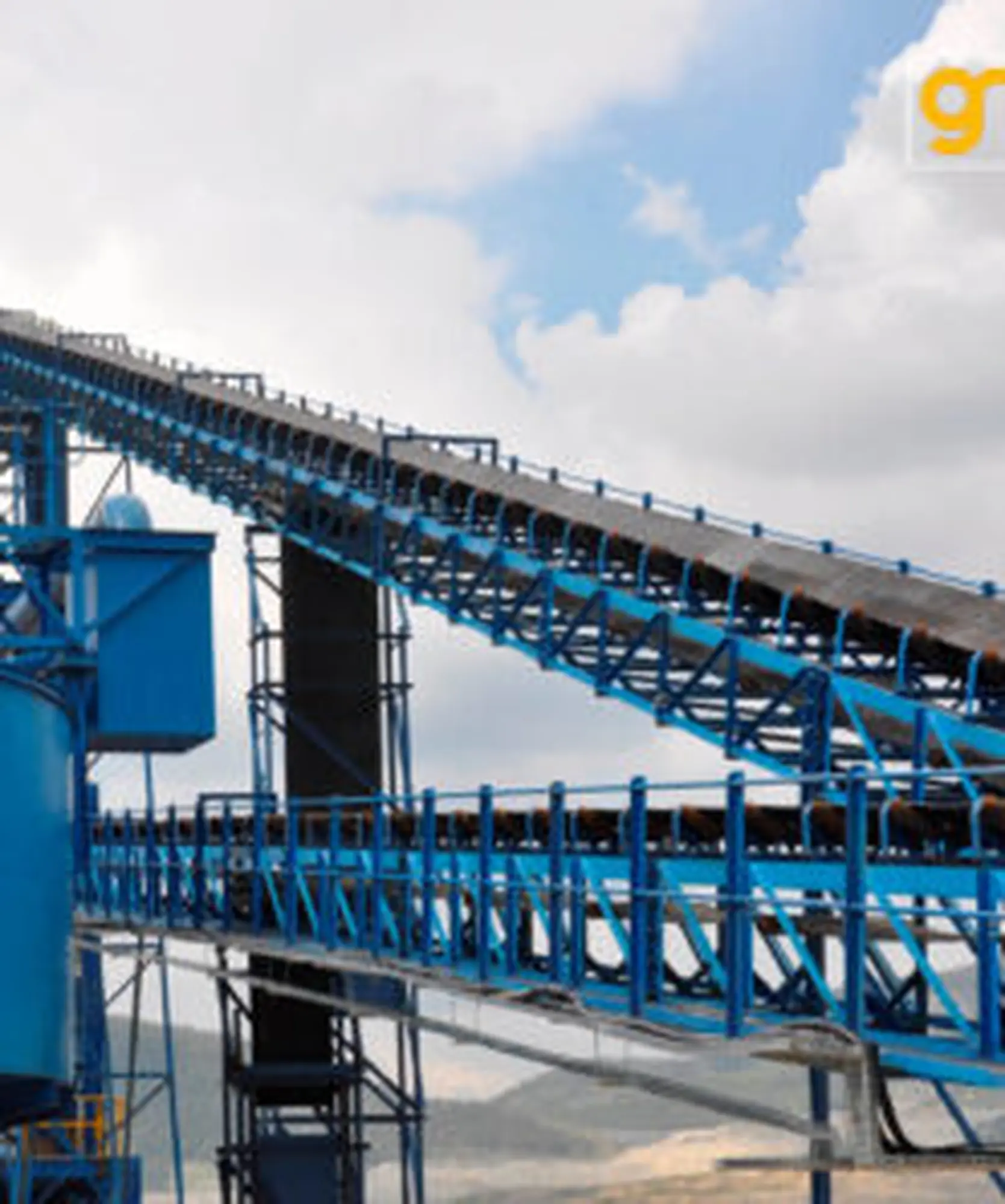 Băng tải cao su lòng máng - Ứng dụng vật liệu rời nhiệt cao