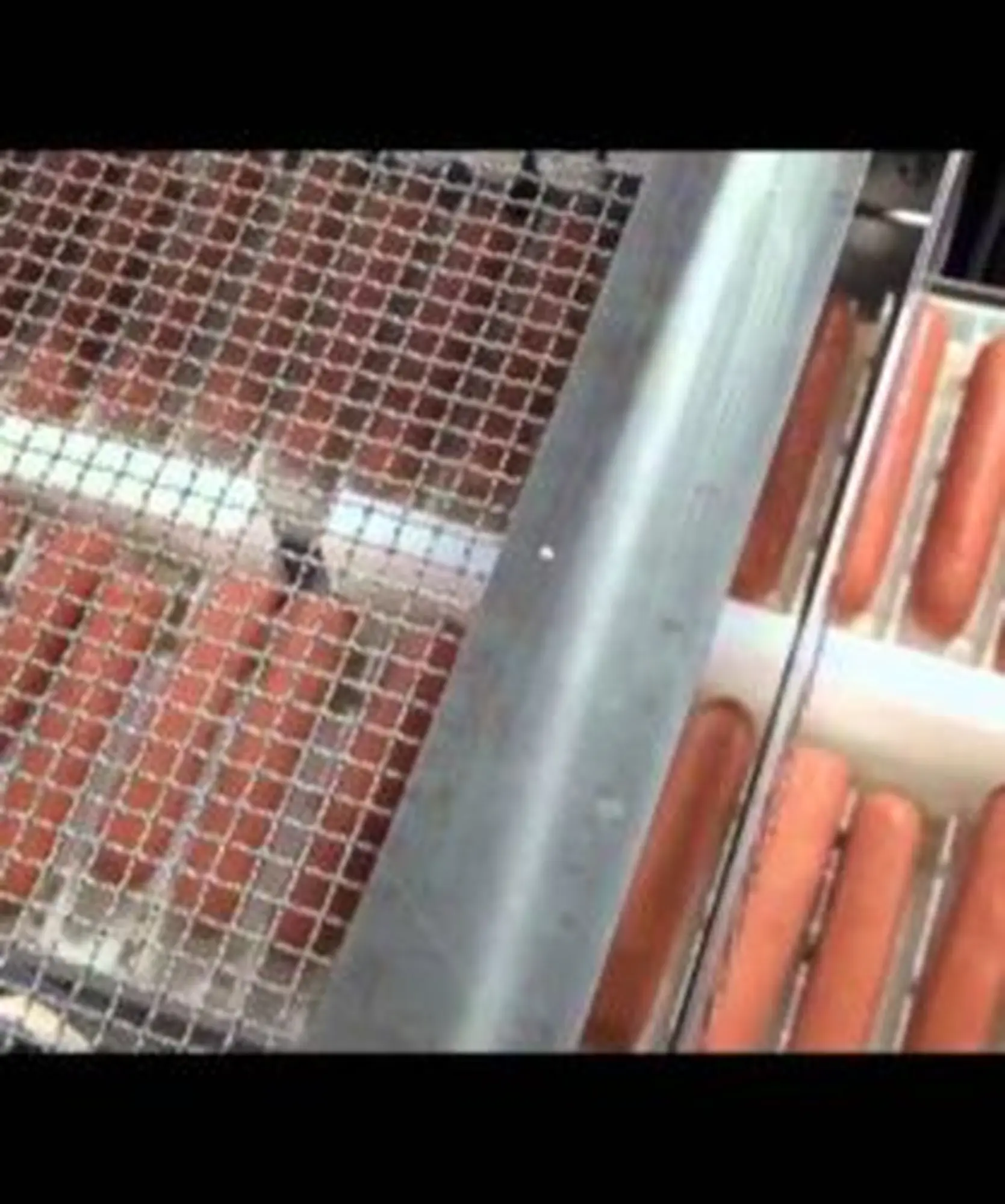 Băng tải lưới inox rửa xúc xích